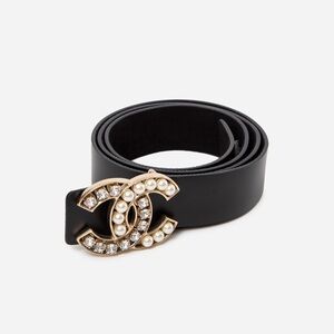 Pre-Owned Chanel 28mm Pearl & Crystal CC Logo Leather Belt